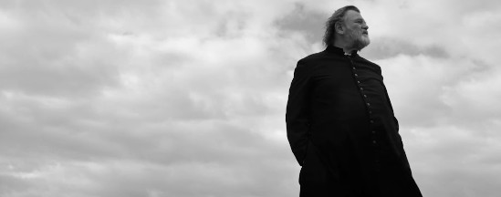 calvary-trailer-brendan-gleeson-looking-at-the-sky-filmencounters.com_